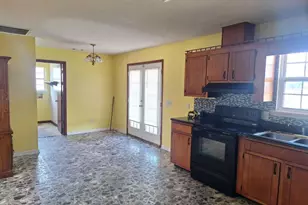 37 Faison St, Baxley, GA 31513 - Photo 2