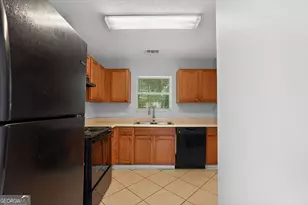 2404 Raven Cir, Lithonia, GA 30058 - Photo 16