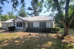 810 Laura St, Glennville, GA 30427 - Photo 2