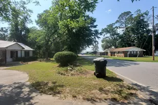 810 Laura St, Glennville, GA 30427 - Photo 32