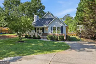 981 Hoyt St, Cornelia, GA 30531 - Photo 1