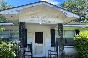 211 E Banks St, Glennville, GA 30427 - Photo 2
