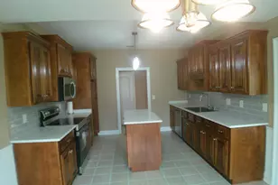 318 Lovorn Cir, Warner Robins, GA 31088 - Photo 2