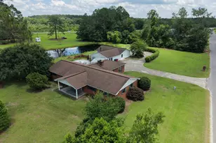 338 Lakeview Dr, Baxley, GA 31513 - Photo 2