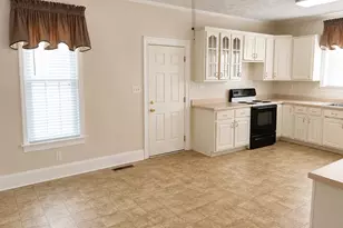 410 Zebulon St, Barnesville, GA 30204 - Photo 4