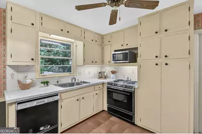 6885 Heathfield Drive, Atlanta, GA 30328 - Photo 12