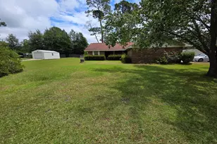 227 Colonial Dr, Baxley, GA 31513 - Photo 2