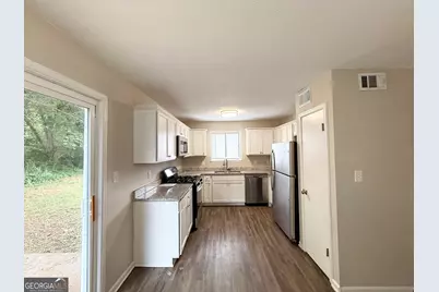 1061 Mainstreet Lake Drive, Stone Mountain, GA 30088 - Photo 8