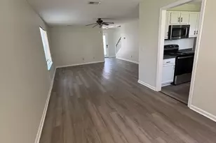 303 Holly Ct, Kingsland, GA 31548 - Photo 2