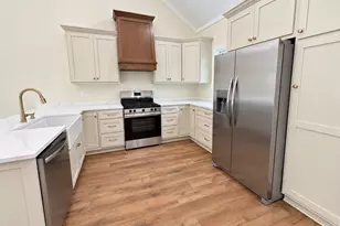420 Lake Pl Dr, Lavonia, GA 30553 - Photo 2