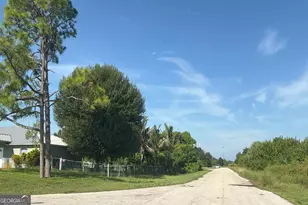 625 Clancy St E, Lehigh Acres, FL 33974 - Photo 4