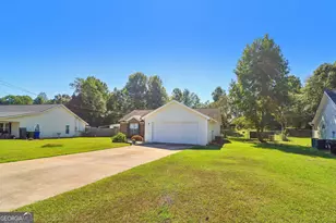 22 Canterbury Dr, Grantville, GA 30220 - Photo 2