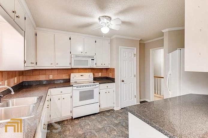77 Strathmore Dr, Sharpsburg GA  30277-3218 exterior