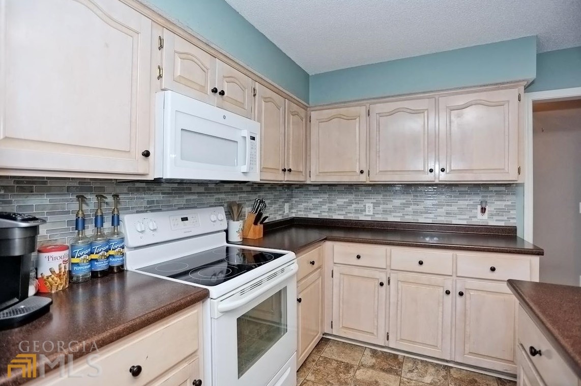 9145 Ferguson Ave, Savannah GA  31406-6323 exterior