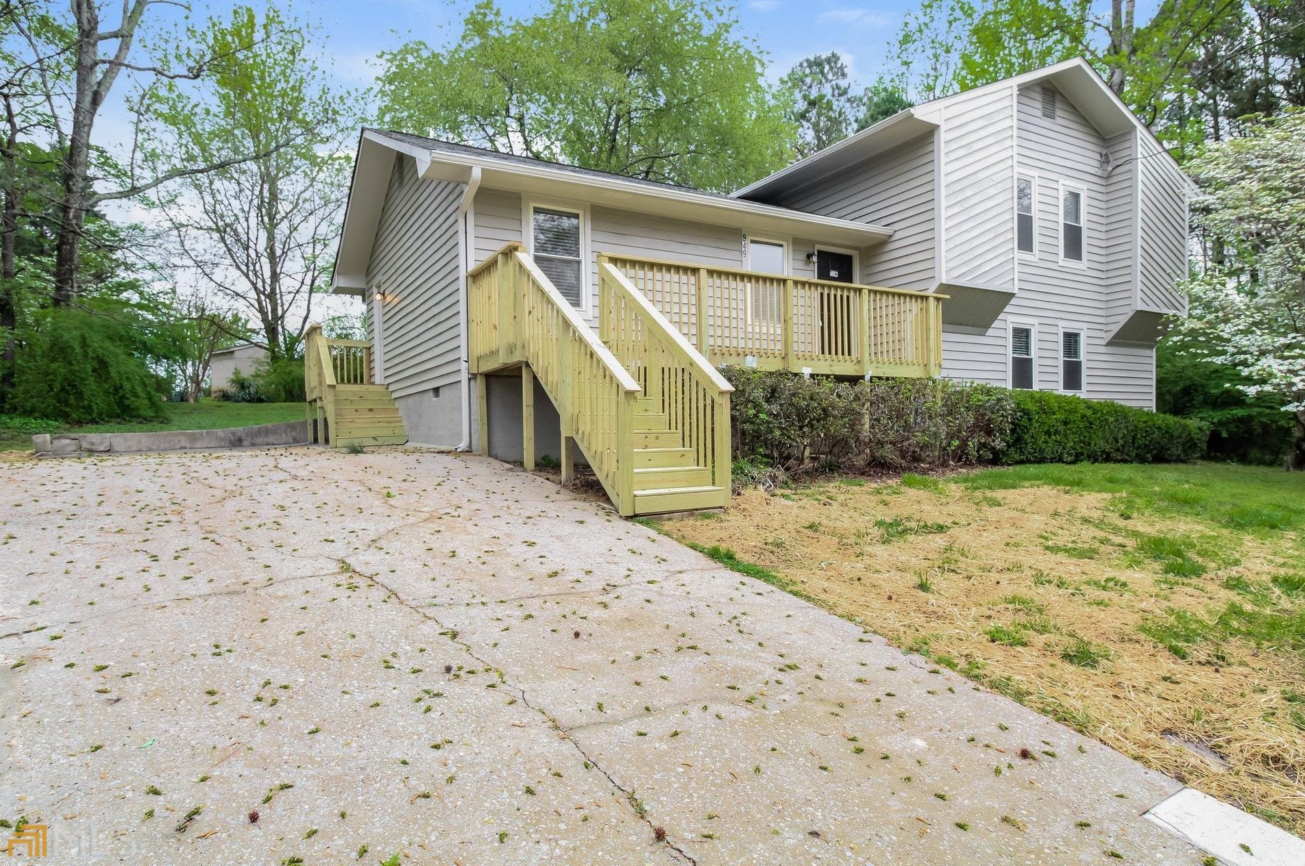 949 Falconcrest Dr, Lawrenceville GA  30043-3418 exterior