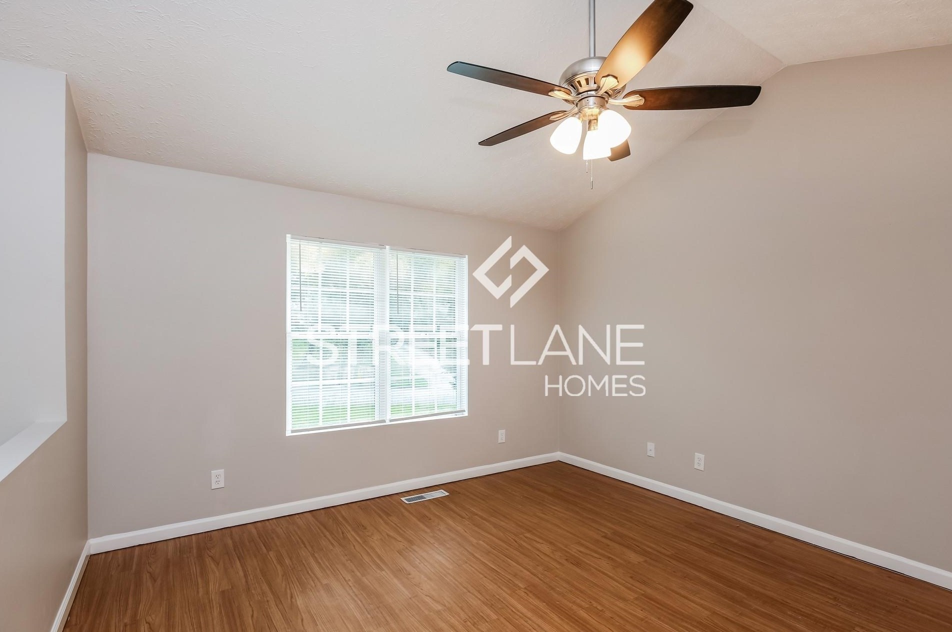 1054 Bridle Creek Dr, Flowery Branch, GA 30542
