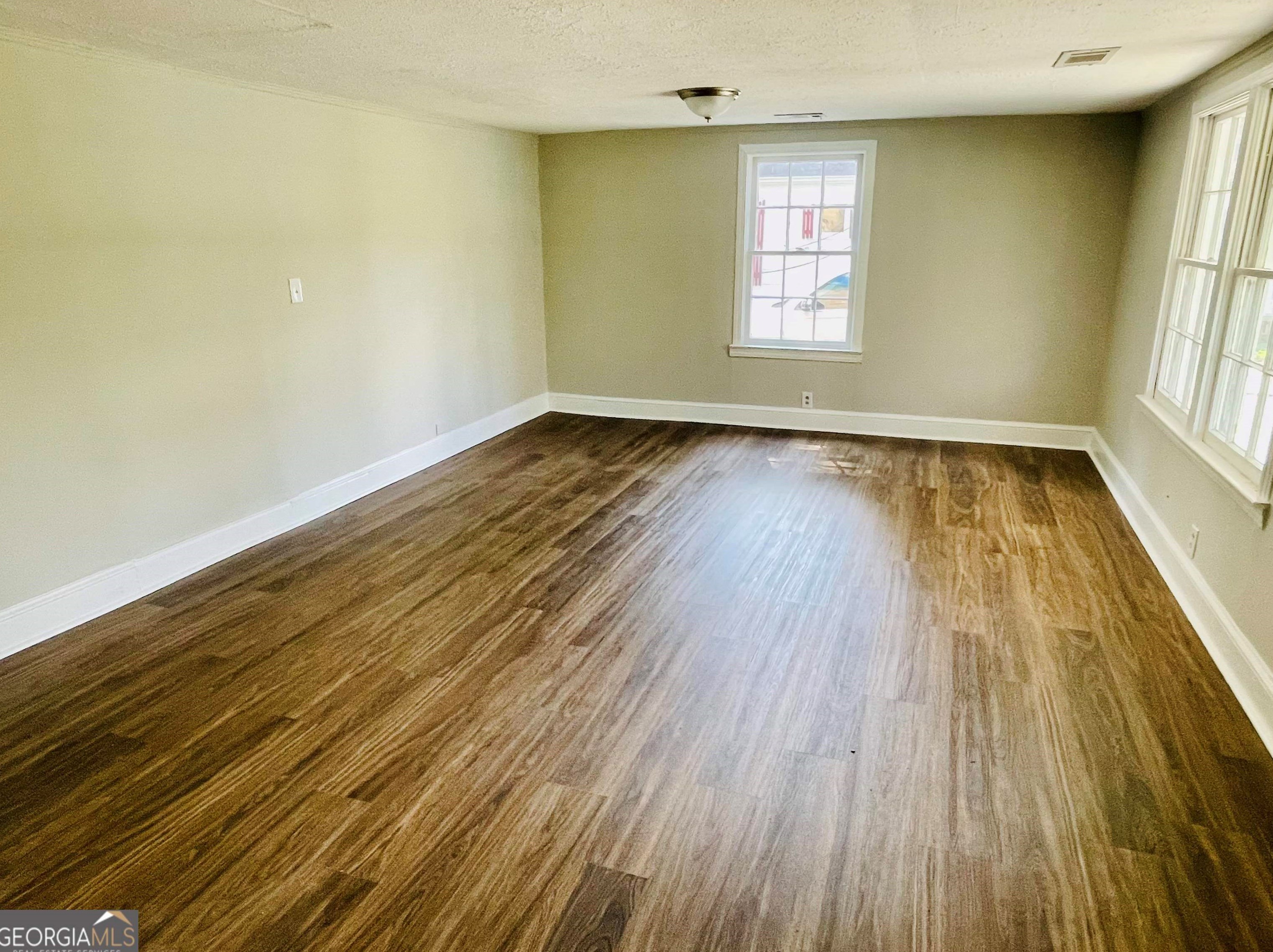 54 E Main St N, Hampton, GA 30228