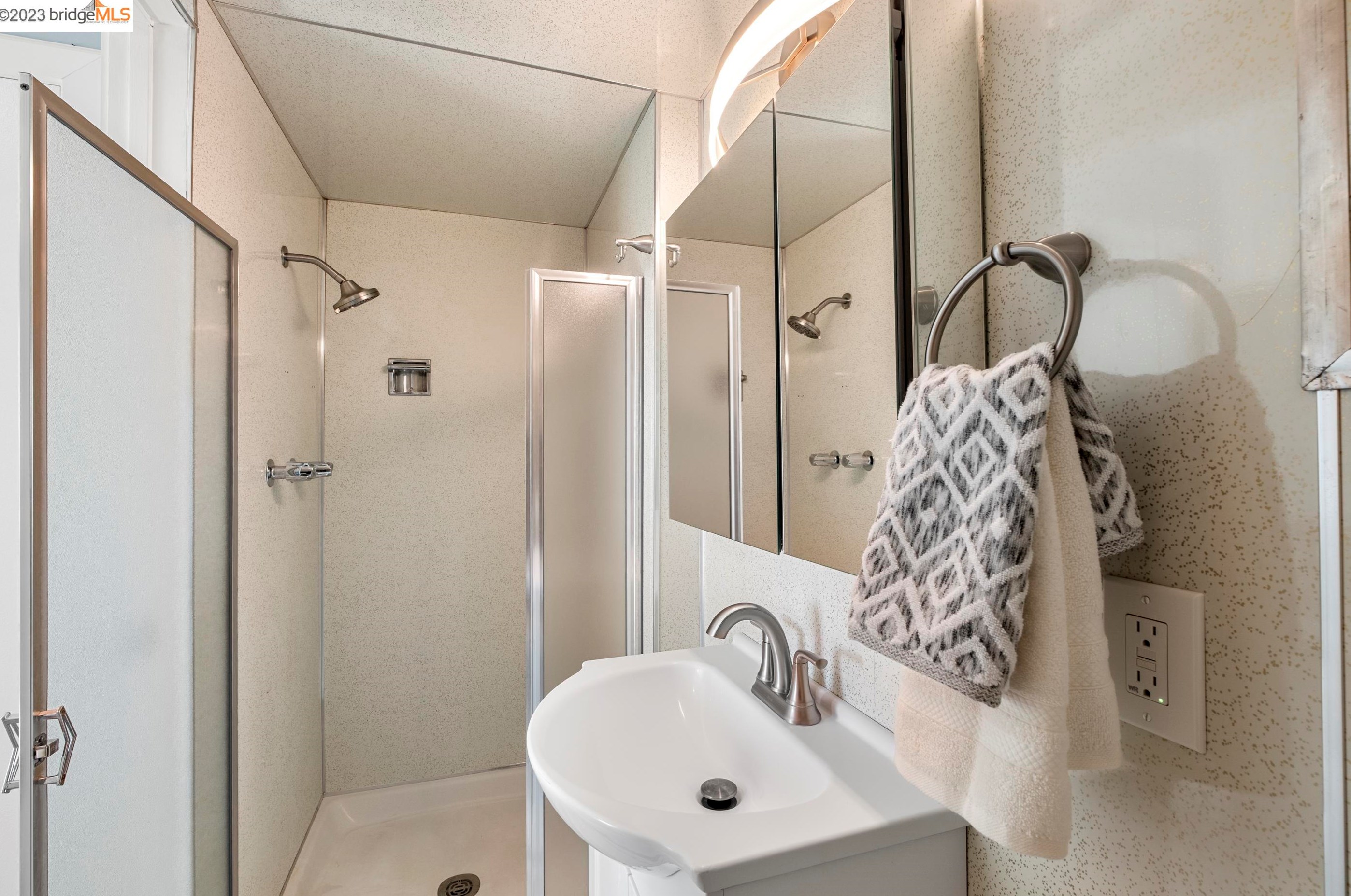 5929 Harbor View Ave, Richmond CA  94806-4239 exterior