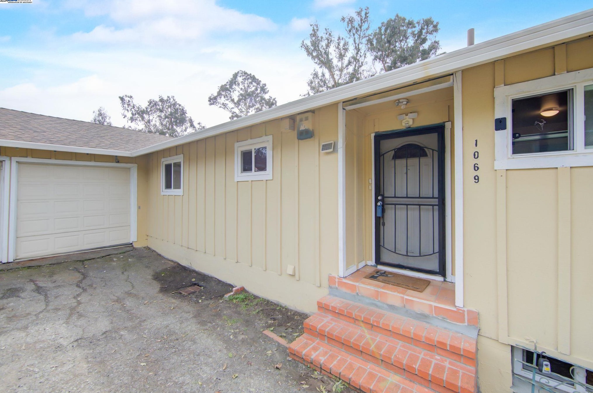 1069 Central Blvd, Hayward, CA 94542-1820