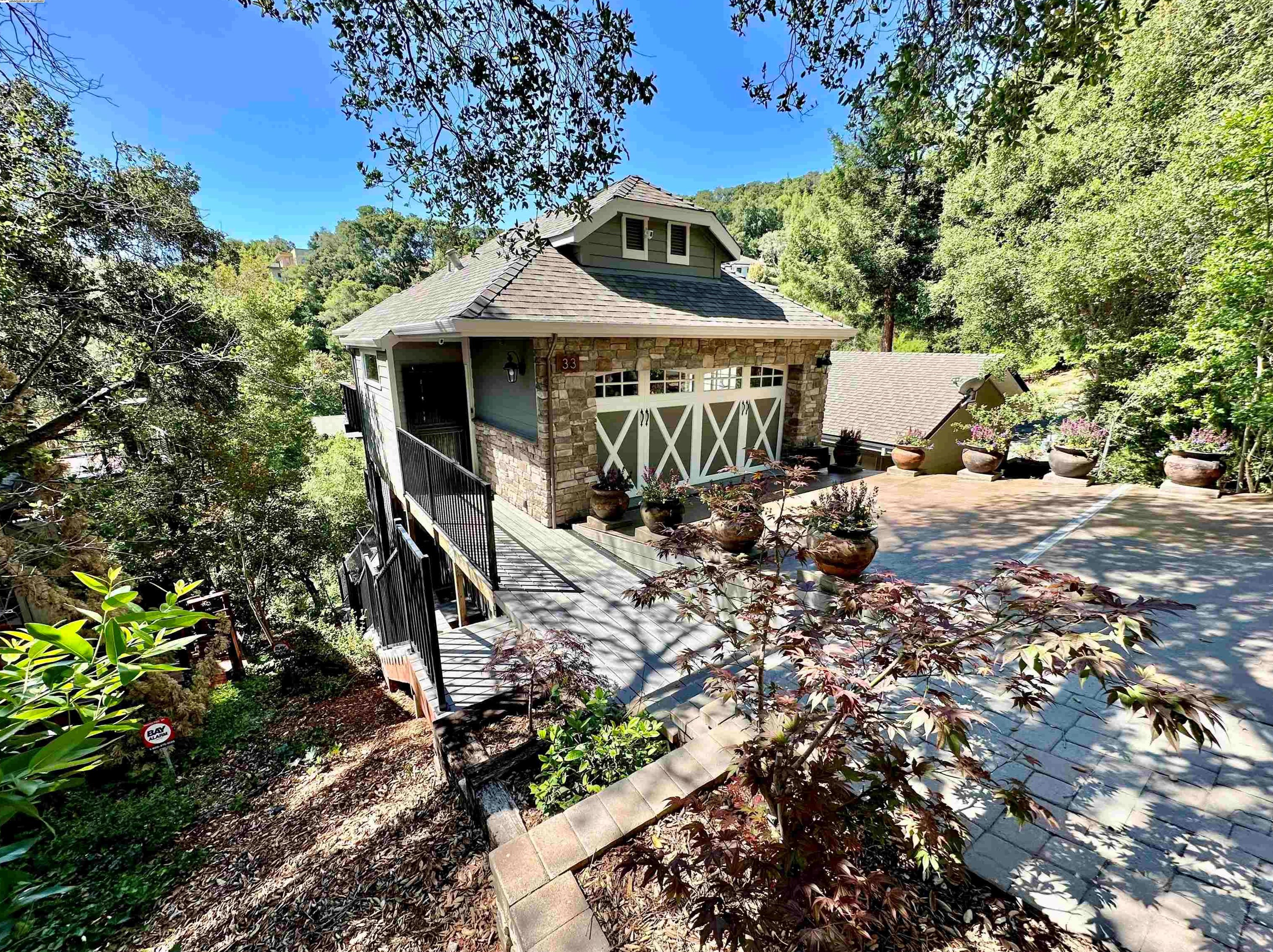 33 Oak Rd, Orinda, CA 94563-3322