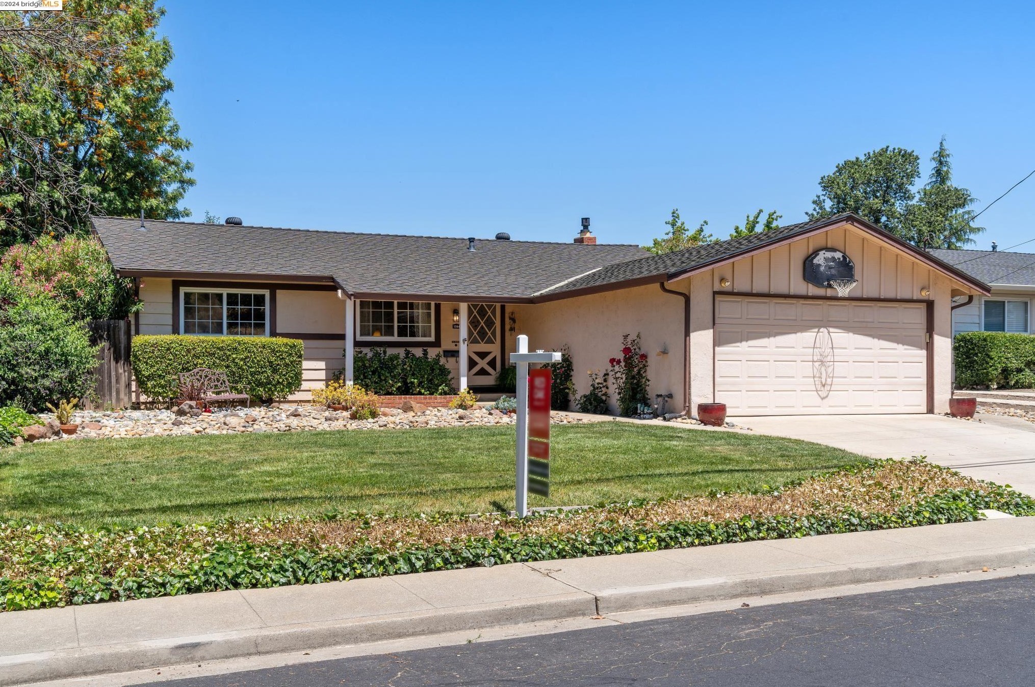 1264 New York Dr, Concord, CA 94521-4618