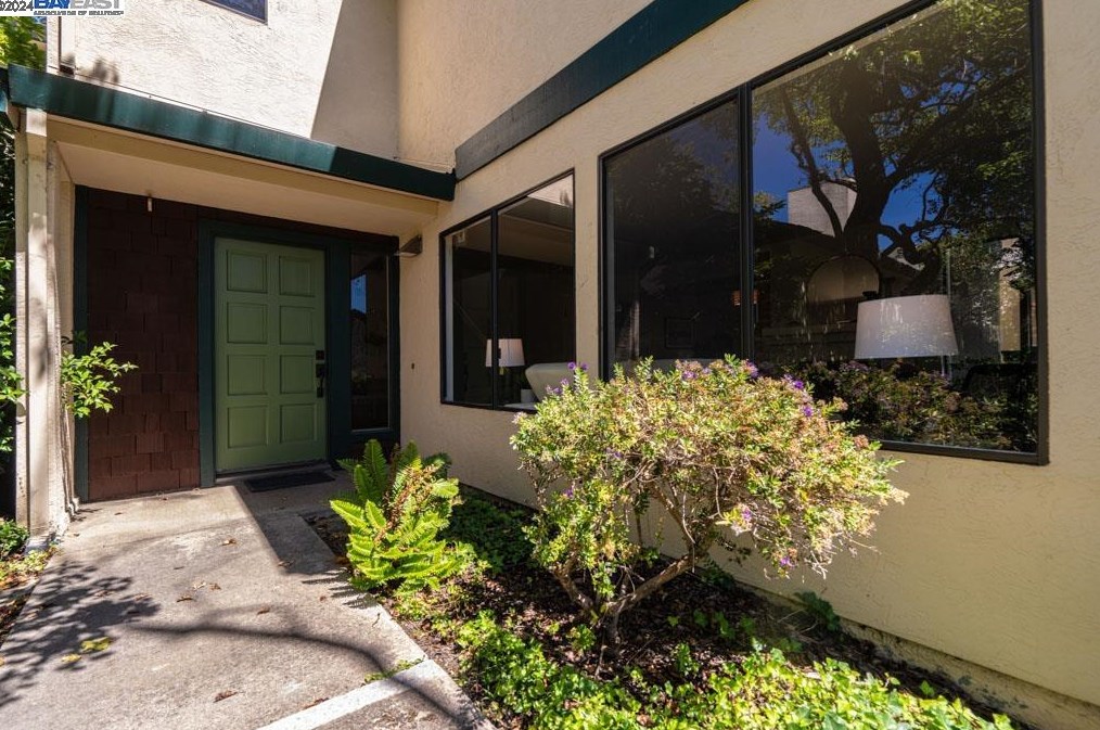 306 Carob Ln, Alameda, CA 94502