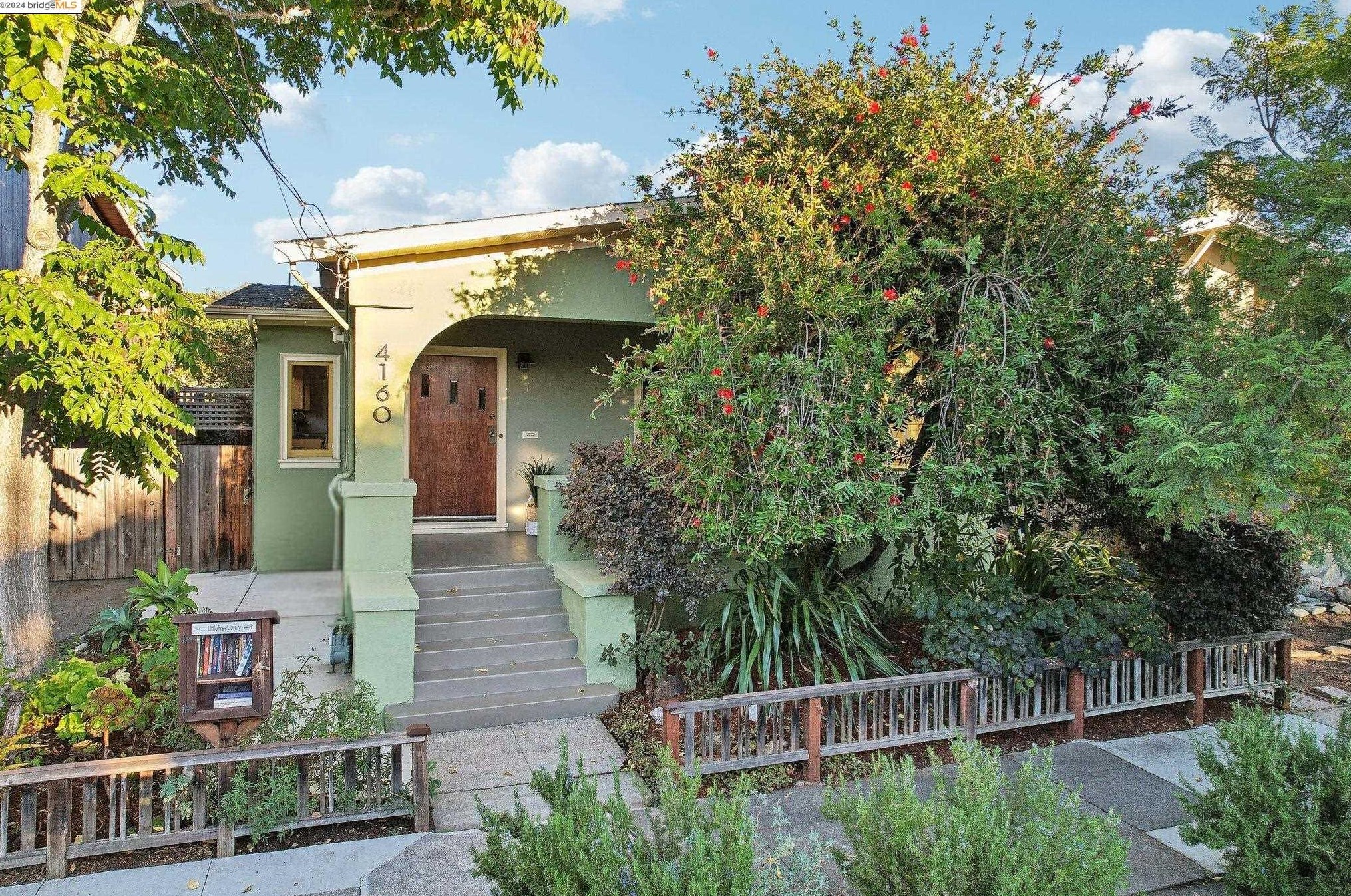 4160 Emerald St, Oakland, CA 94609-2603