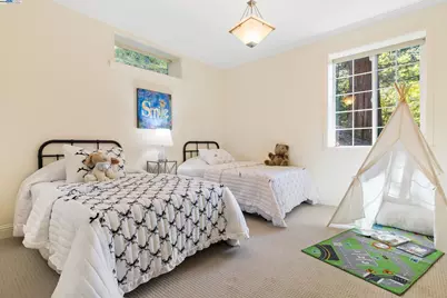 6440 Longcroft Dr, Oakland, CA 94611 - Photo 12