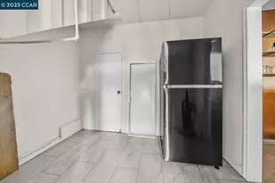 9305 Burr St, Oakland, CA 94605 - Photo 32