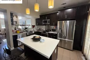991 Village Cir, Oakland, CA 94607 - Photo 4