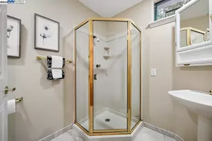 7716 Skyline Blvd, Oakland, CA 94611 - Photo 46