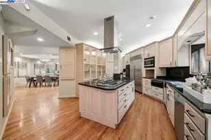 7716 Skyline Blvd, Oakland, CA 94611 - Photo 16