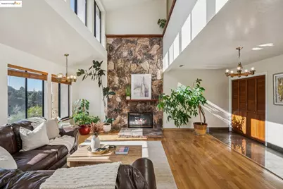 9090 Castlewood St, Oakland, CA 94605 - Photo 2