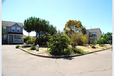 10468 West Court, Oakland, CA 94603 - Photo 12