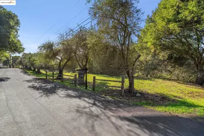 11330 Lochard St, Oakland, CA 94605 - Photo 16