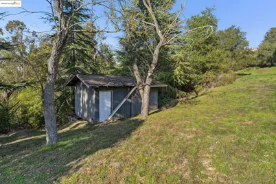 11330 Lochard St, Oakland, CA 94605 - Photo 22