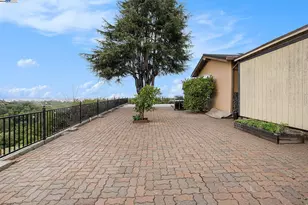 3393 Oakes Dr, Hayward, CA 94542 - Photo 30