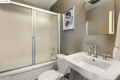 8071 Phaeton, Oakland, CA 94605 - Photo 18
