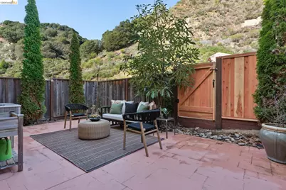 6466 Bayview Dr, Oakland, CA 94605 - Photo 22