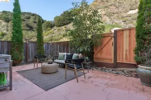 6466 Bayview Dr, Oakland, CA 94605 - Photo 22