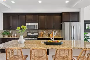 6466 Bayview Dr, Oakland, CA 94605 - Photo 16