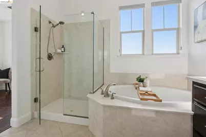 6466 Bayview Dr, Oakland, CA 94605 - Photo 36