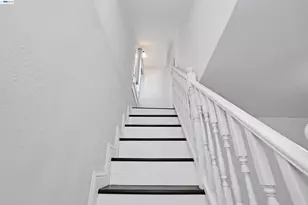 2821 Vallecito Pl, Oakland, CA 94606 - Photo 16