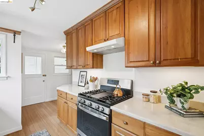 4200 Mountain View Ave, Oakland, CA 94605 - Photo 14