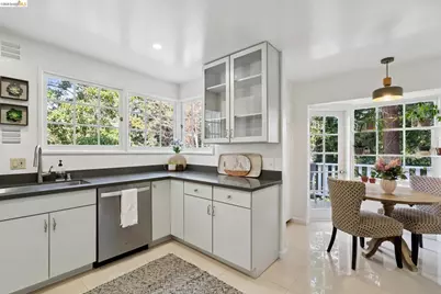 5922 Bruns Ct, Oakland, CA 94611 - Photo 32