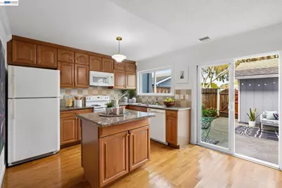 1475 Saint James Parkway, Concord, CA 94521 - Photo 14