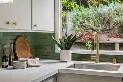 233 Capricorn Ave, Oakland, CA 94611 - Photo 18