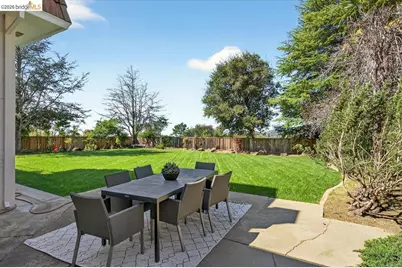10565 Englewood Drive, Oakland, CA 94605 - Photo 50