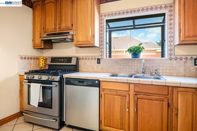 2751 Wallace St, Berkeley, CA 94702 - Photo 10