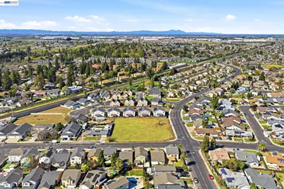 445 Walnut Ave, Manteca, CA 95336 - Photo 2